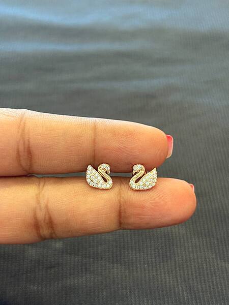 silver stone swan stud with rosegold finish