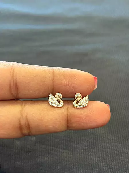 silver stone swan stud with rosegold finish