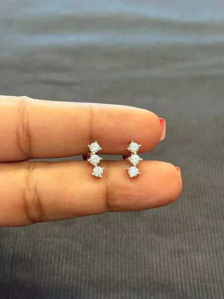 silver 3 stone line stud with rosegold finish