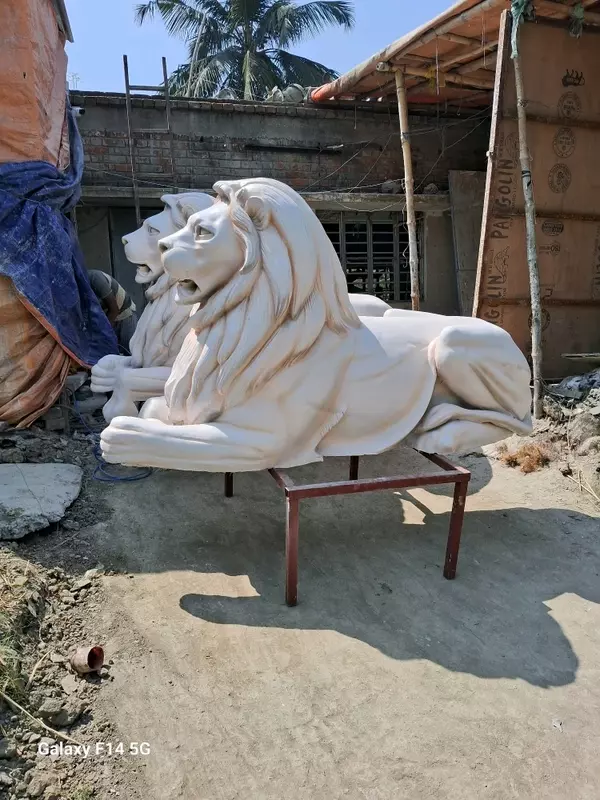 Handmade FRP Lion Sculpture with realistic details for indoor and outdoor décor – YS Art Kolkata