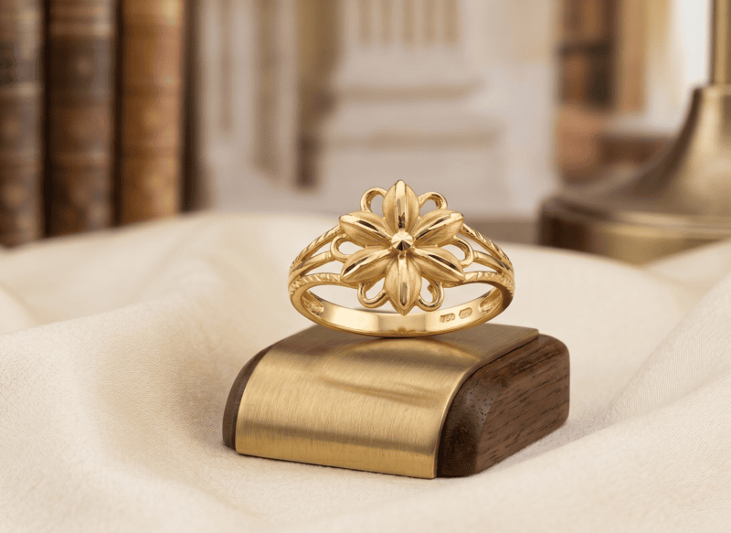 18 kt Gold Eight-Petal Statement Ring
