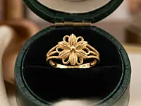18 kt Gold Eight-Petal Statement Ring