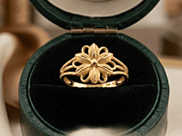 18 kt Gold Eight-Petal Statement Ring