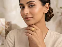 18 kt Gold Eight-Petal Statement Ring