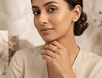 18 kt Gold Eight-Petal Statement Ring