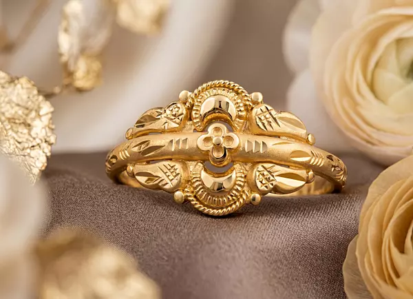 18 kt Gold Empress Crescent Vintage Ring