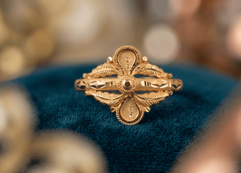 18 kt Gold Laurel Ornate Vintage Ring