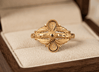 18 kt Gold Laurel Ornate Vintage Ring