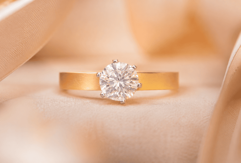 18 kt Gold Luminous Horizon Solitaire Ring