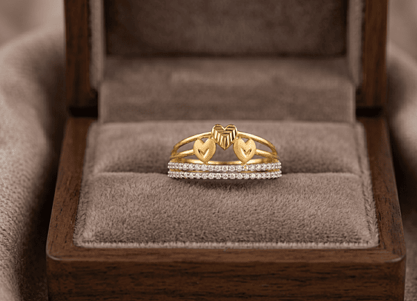 18 kt Gold Heartfelt Crown Pavé Ring