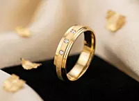 18 kt Gold Brushed Solitaire Accent Band