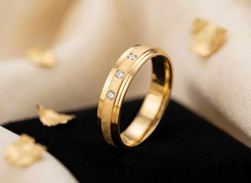 18 kt Gold Brushed Solitaire Accent Band