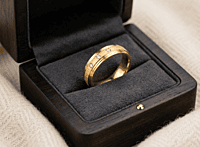18 kt Gold Brushed Solitaire Accent Band