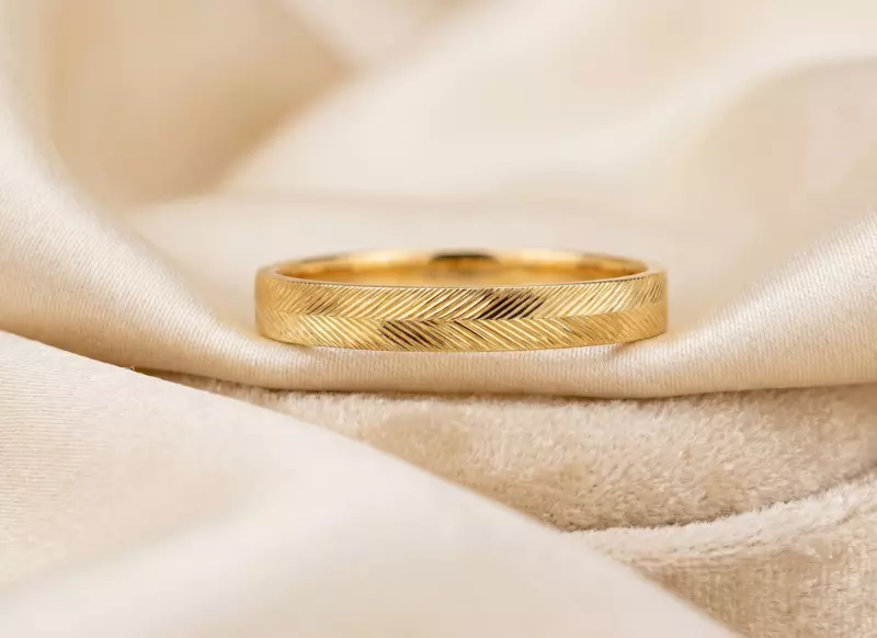 18 kt Gold Chevron Herringbone Band
