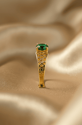 18 kt gold emerald weave ring