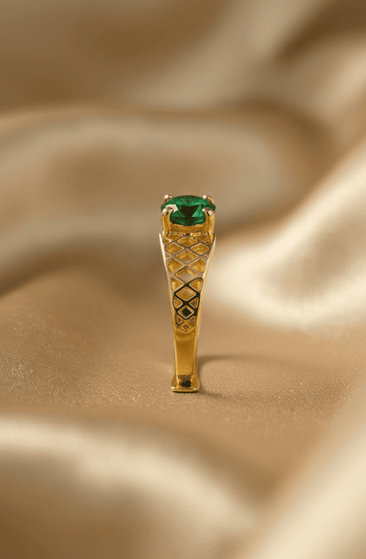 18 kt gold emerald weave ring