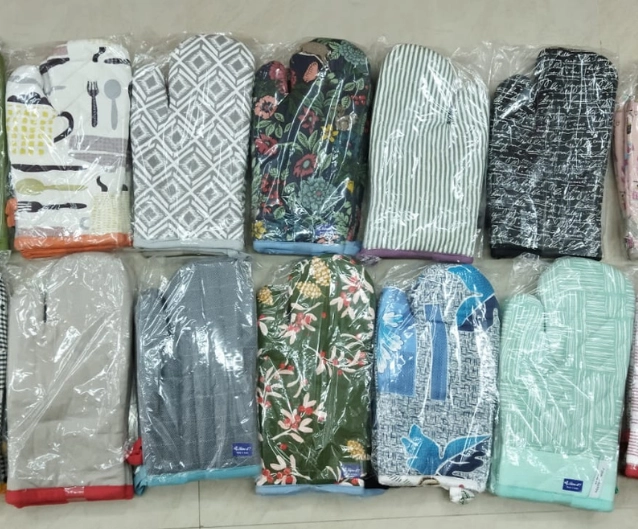 Cotton oven gloves pair