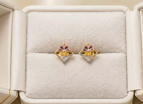 18 kt Gold Enchanted Blossom Rhombus Studs