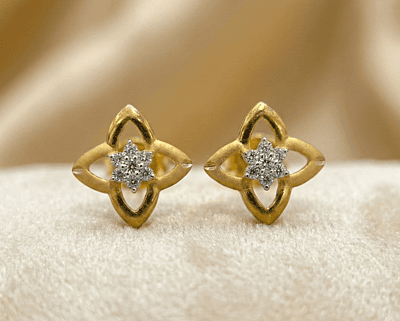 18 kt gold flower stud earrings