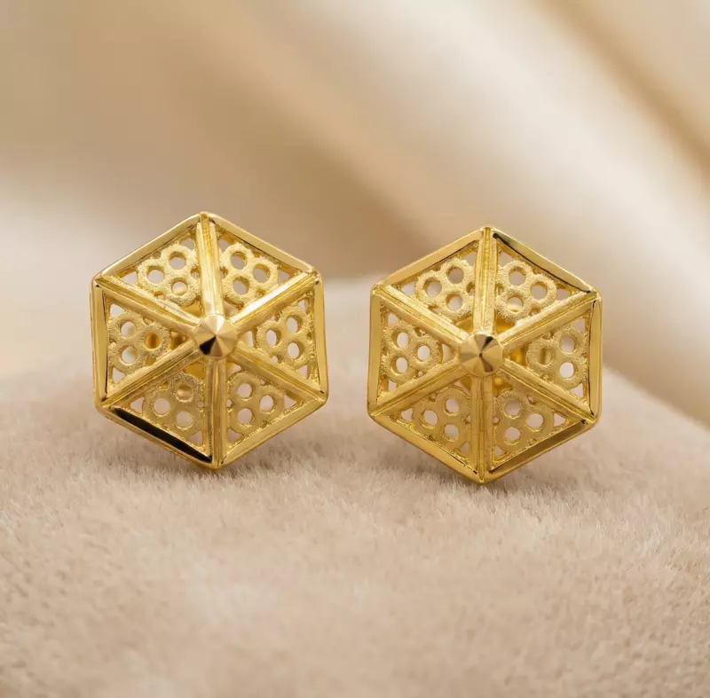 18 kt gold pyramid stud earrings