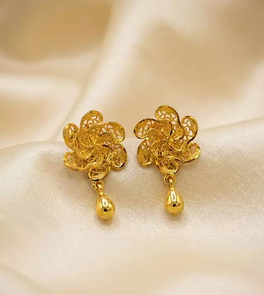 18 kt gold lattice flower drop earrings