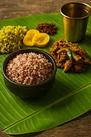Kerala organic brown rice in traditional setup on banana leaf – matta rice Worth2Deal