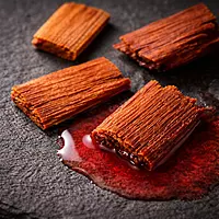 Worth2Deal Pathimugam Sappanwood chips close-up — natural reddish-brown heartwood